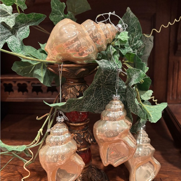 BOMBAY COMPANY VINTAGE SEA SHELL GLASS ORNAMENTS
(4 large) - Picture 7 of 16